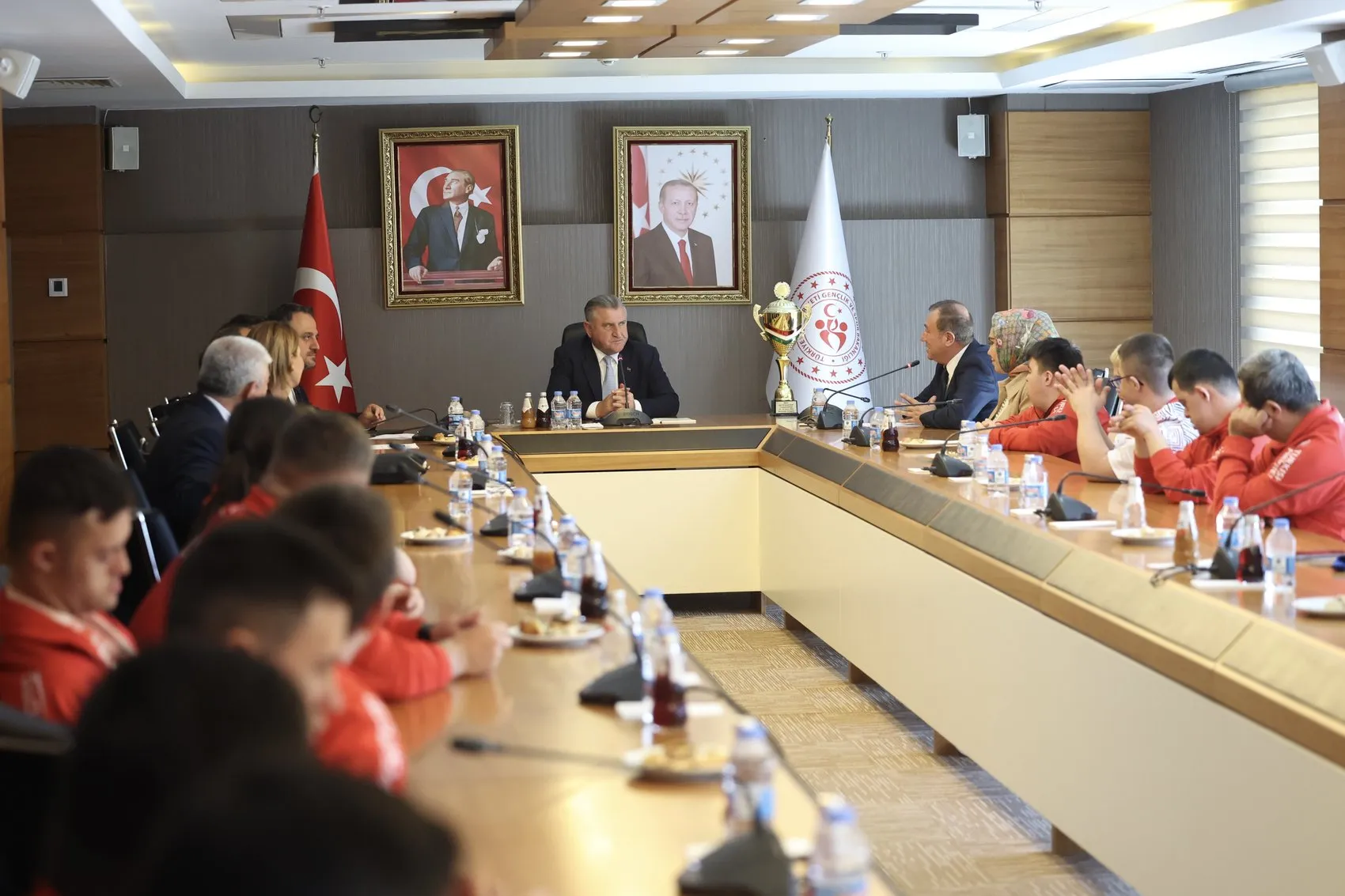Madalyaları toplayan özel sporcular Bakan Bak ile buluştu