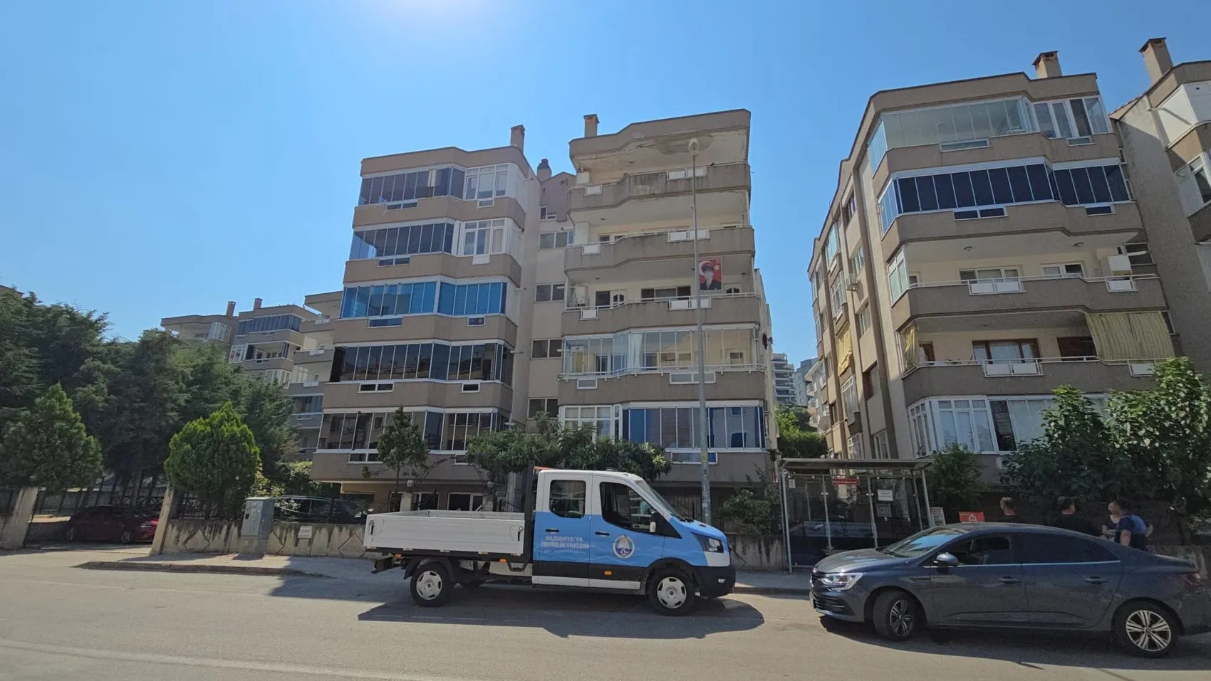 Bursa'da çöp eve dönüşen dairede mahsur kalan yaşlı adam kurtarıldı