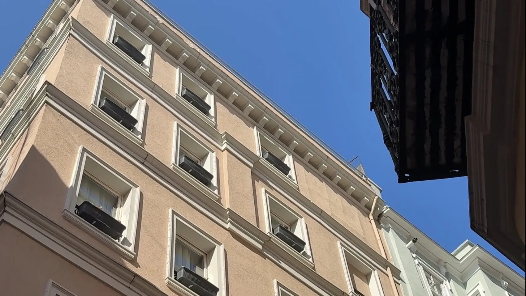 Galata'daki bir otelde genç aşçı terastan düşerek can verdi
