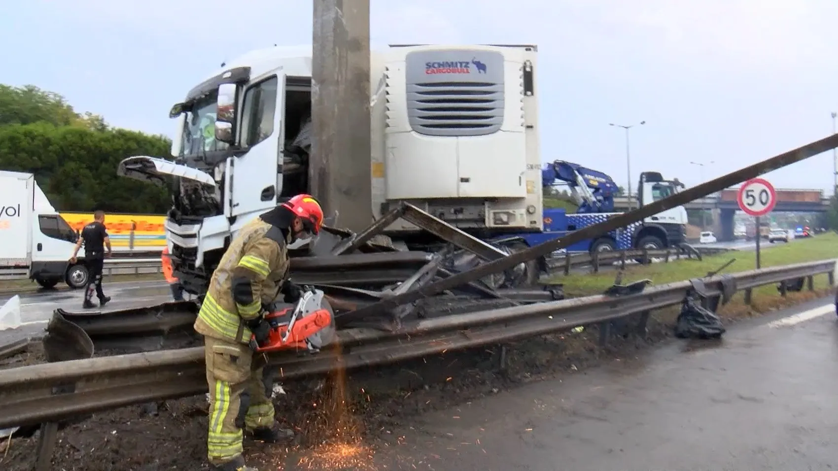 Pendik TEM Otoyolu'nda yağış nedeniyle kayan TIR trafiği kilitledi