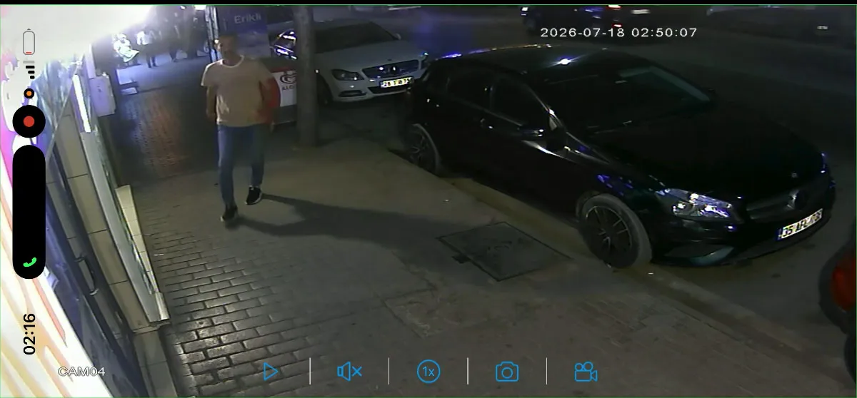 Eskişehir'de kaldırımda yürürken dükkan camını tekmeleyen saldırganı esnaf durdurdu