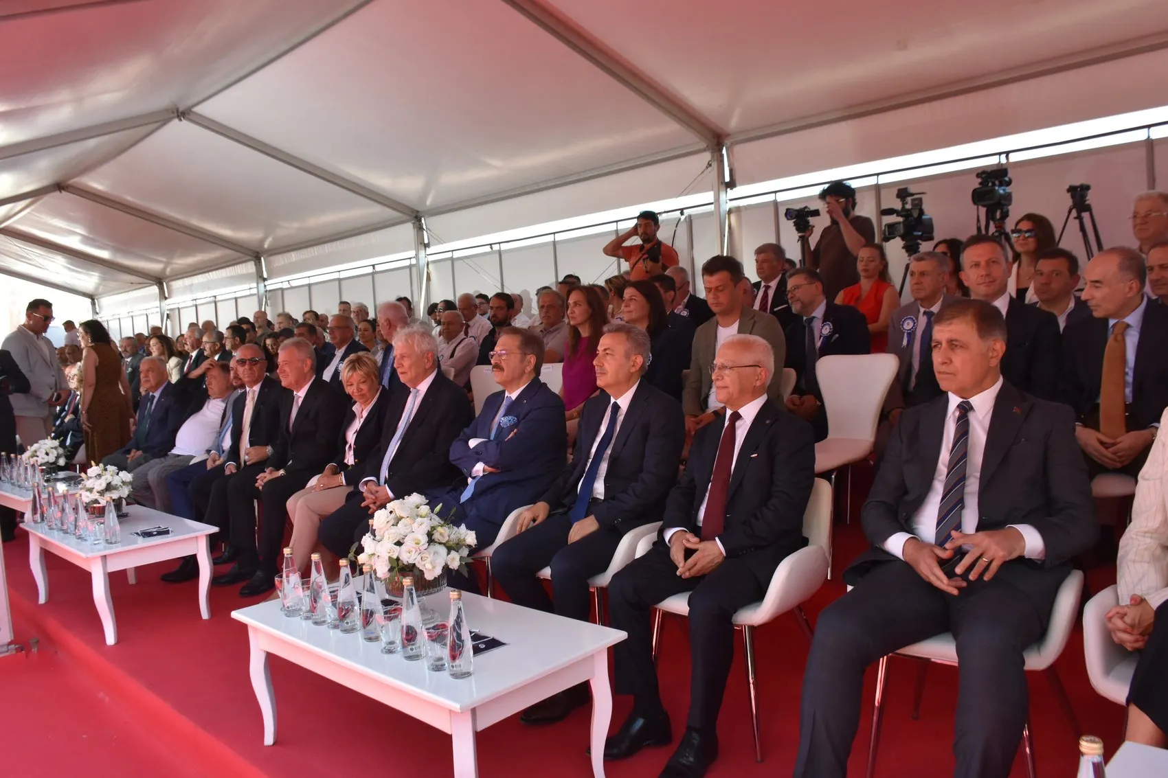 İzmir sanayinin kalbi olduğunu yeni binasıyla tescilledi