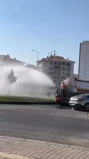 Diyarbakır sokaklarında 39 derecelik bunaltıcı sıcaklara suyla çözüm