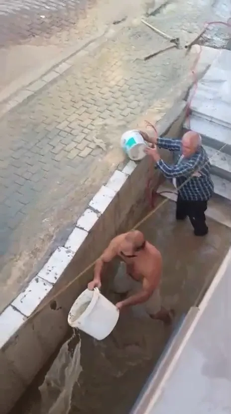 Avcılar'da patlayan su vanası evi havuzuna çevirdi