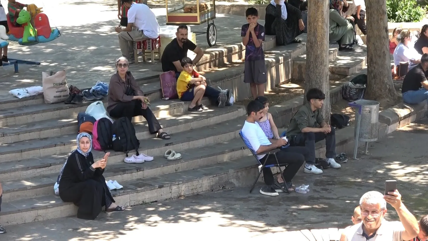 Diyarbakır sıcaktan bunaldı çocuklar yasaklı Anzele parkına akın etti