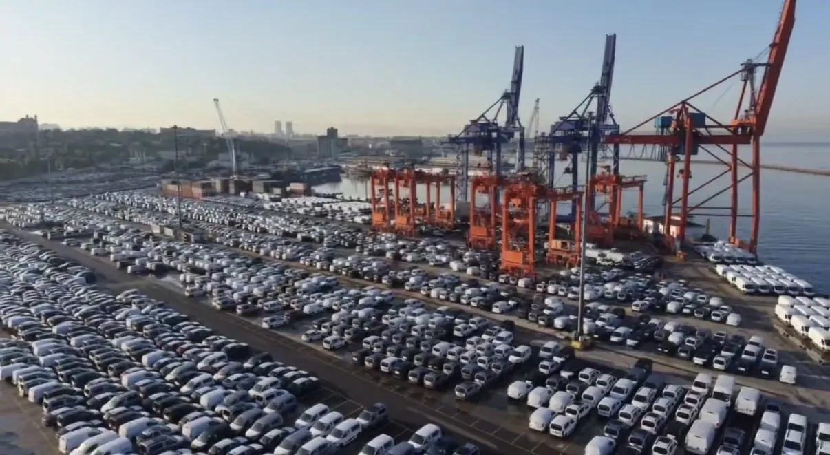 Haydarpaşa Limanı'nda binlerce sıfır araç bekliyor