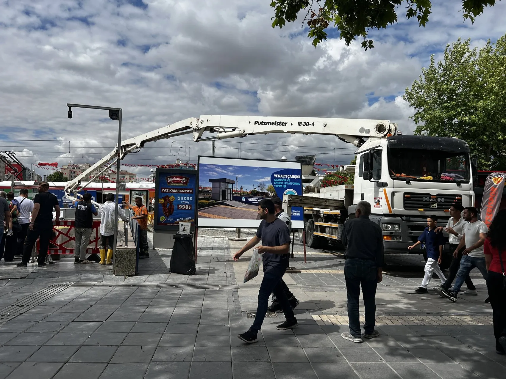 Kayseri Cumhuriyet Meydanı’nda beton mikseri kazası yaşandı