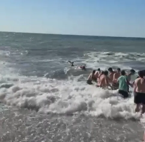 Zonguldak’ta denize giren iki kişiyi vatandaşların kurduğu zincir kurtardı