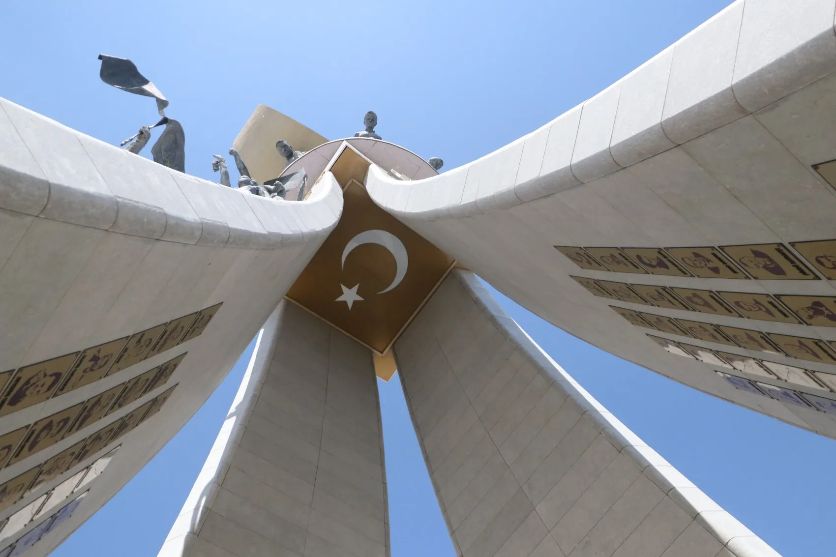 Beştepe'de 15 Temmuz'un izlerini taşıyan anıt