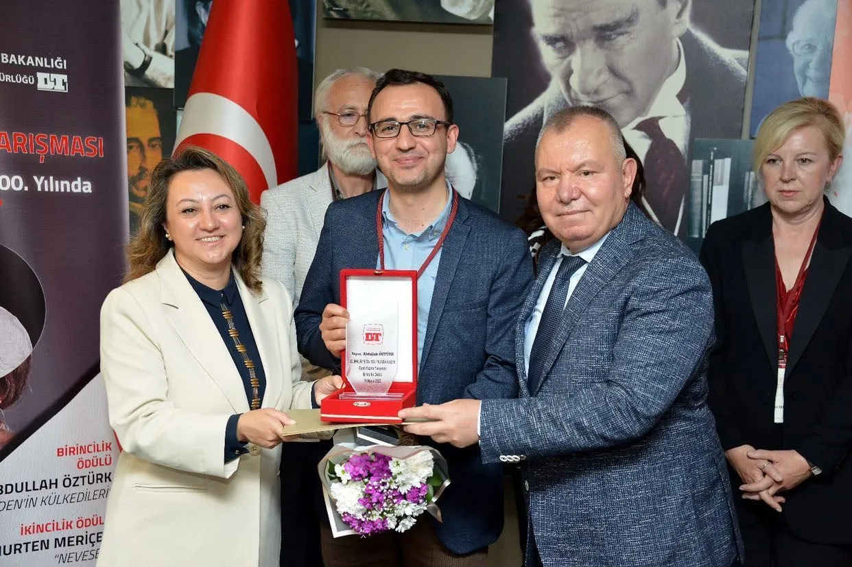 Rayların ustası sahnelerin yazarı oldu