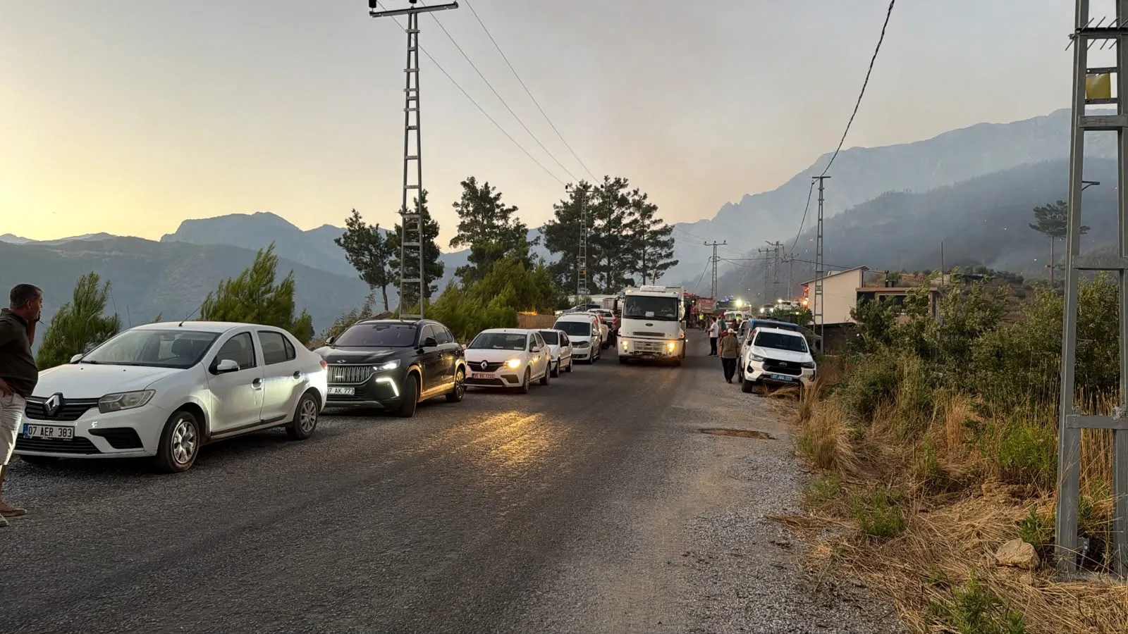 Alanya'da orman yangını kontrolden çıktı