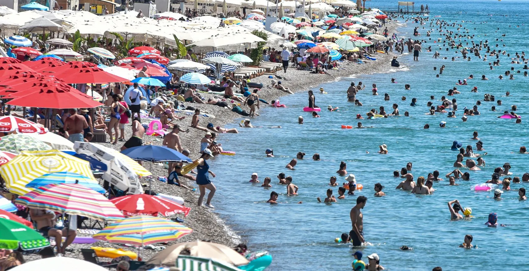 Antalya kavurucu sıcaklarla boğuşuyor