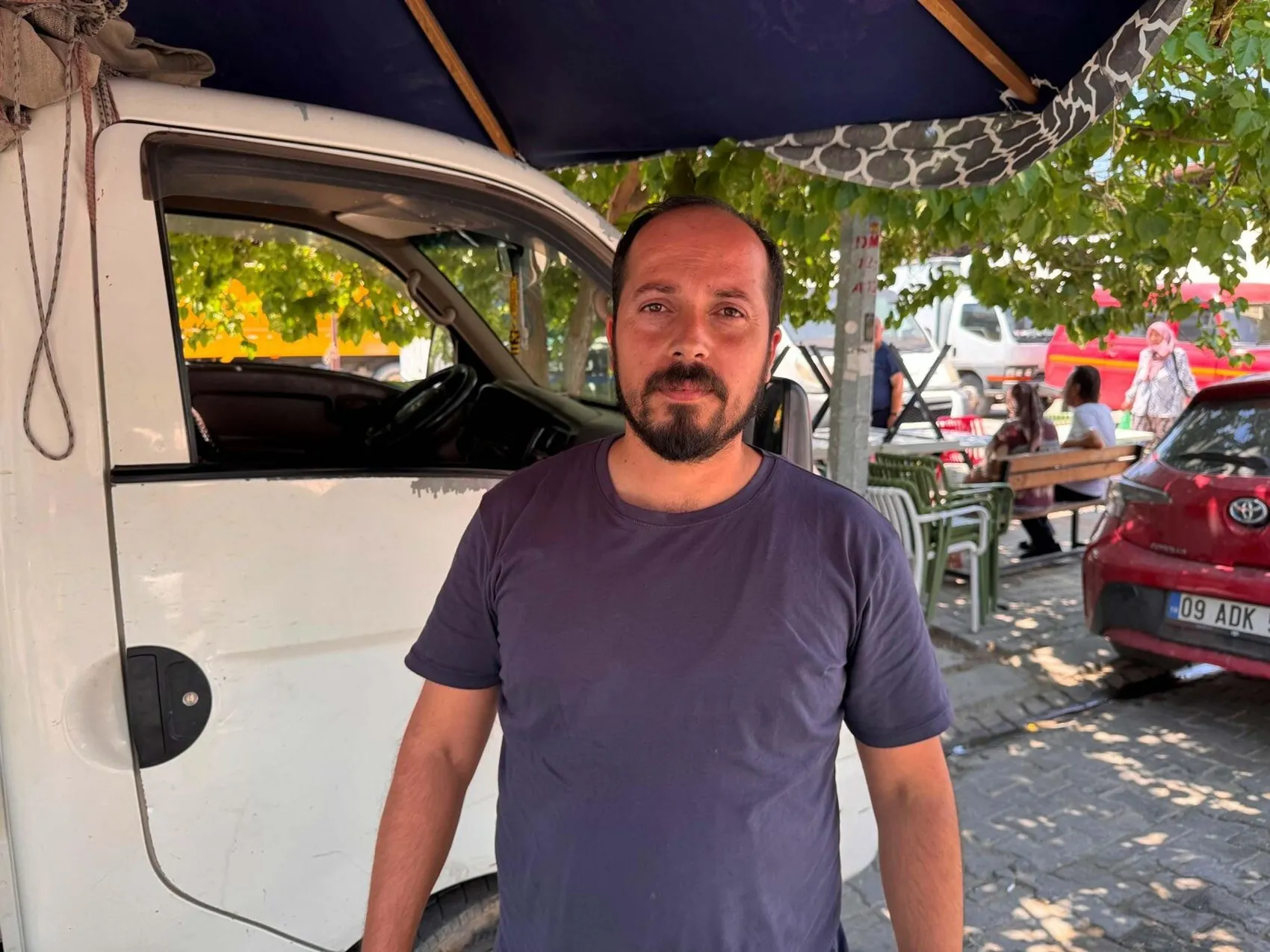 Aydın'da yol kavgası Sürücü pazar tezgahını otomobiliyle ezdi