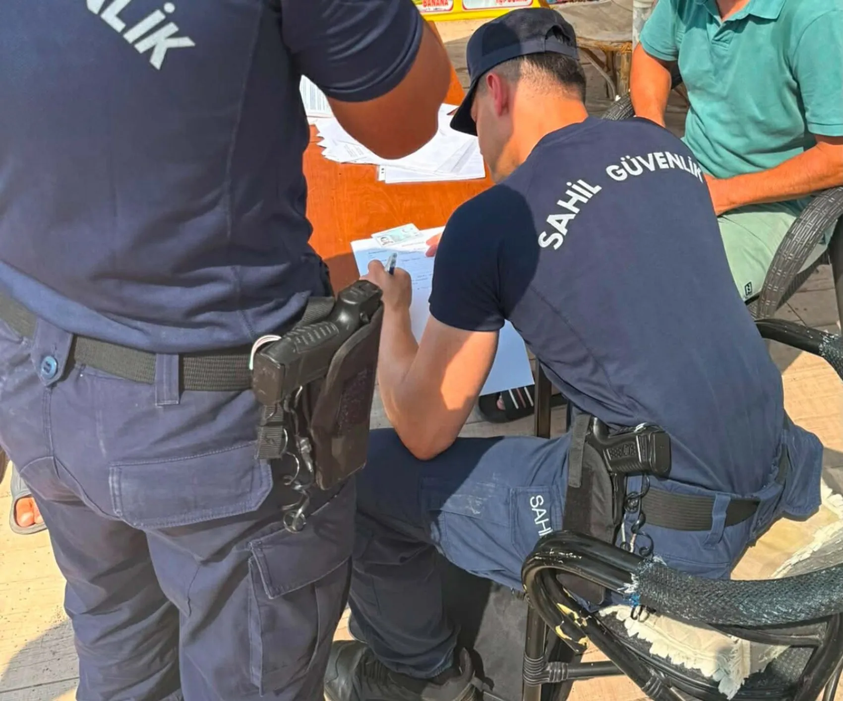 Marmaris'te kılıç balığını denizden elle çıkaran kişiye ceza kesildi