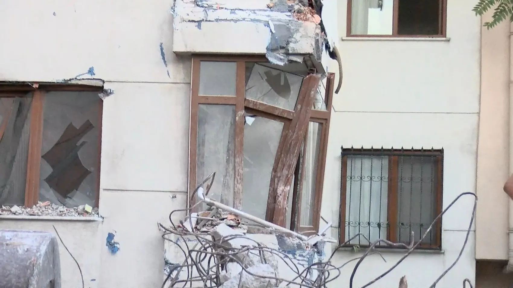 Küçükçekmece'de kentsel dönüşüm yıkımı korku dolu anlara sahne oldu