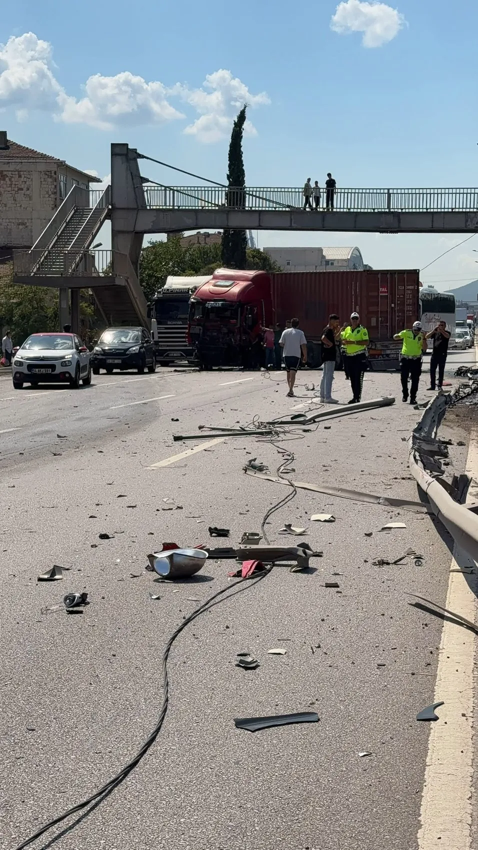 Kocaeli D-100 trafiğini kilitleyen TIR kazası