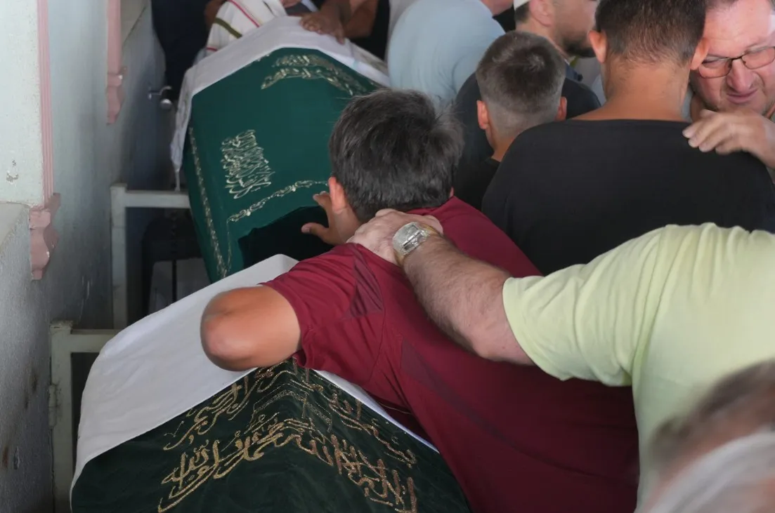 TIR yıkarken akıma kapılan baba ve oğlu son yolculuğuna uğurlandı