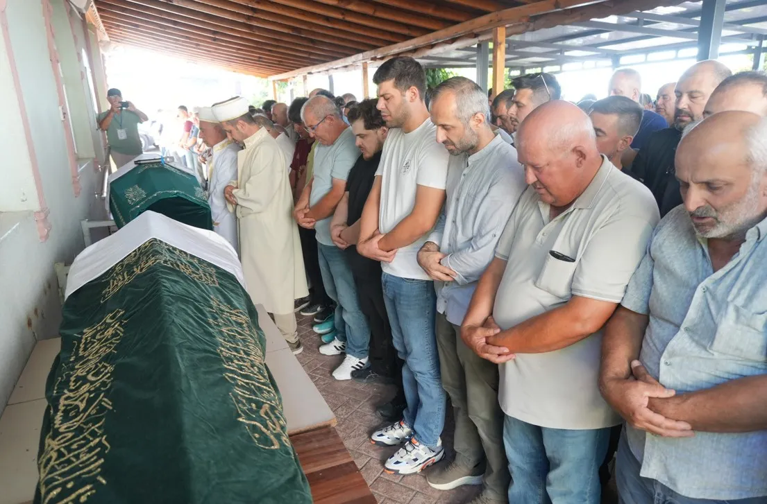 TIR yıkarken akıma kapılan baba ve oğlu son yolculuğuna uğurlandı