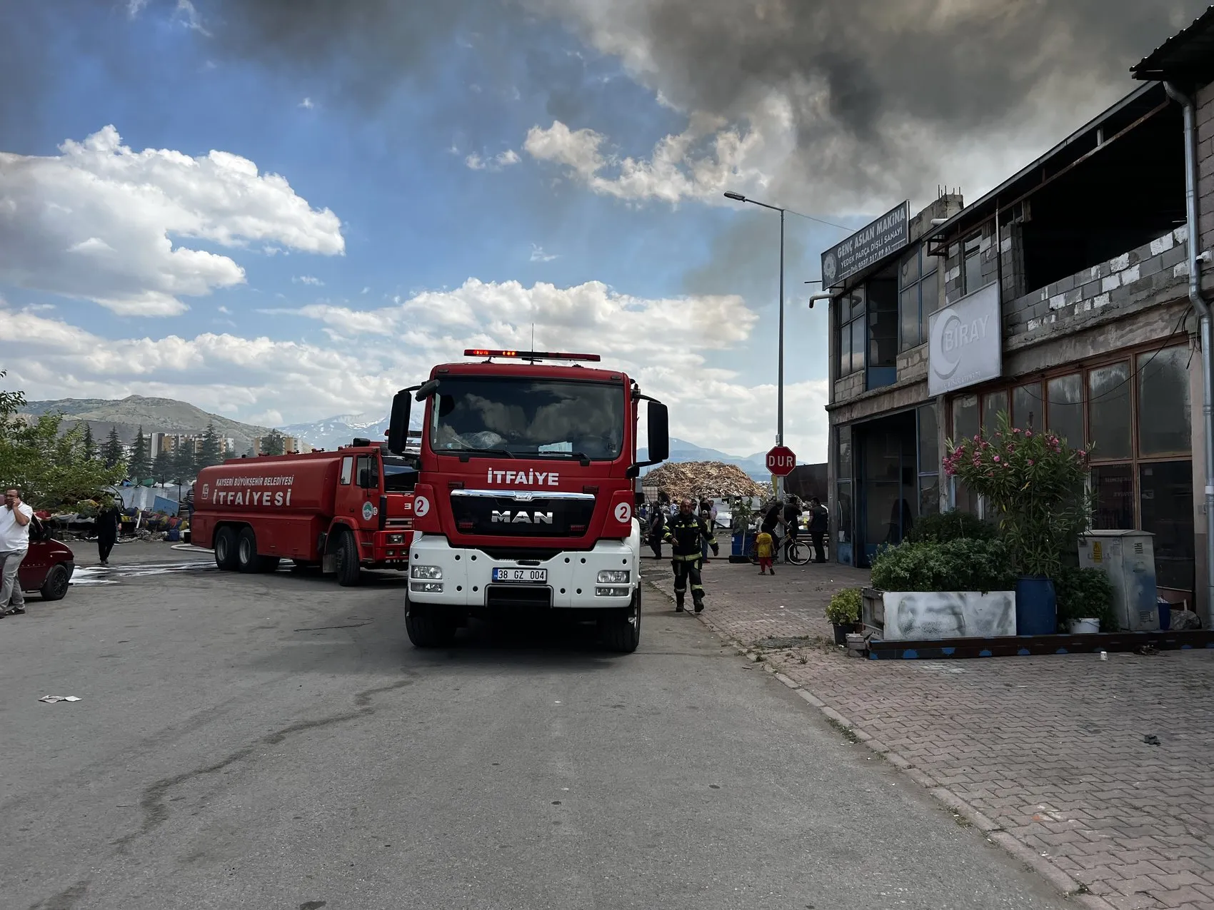 Kayseri sanayi sitesinde hurdalık yangını paniği