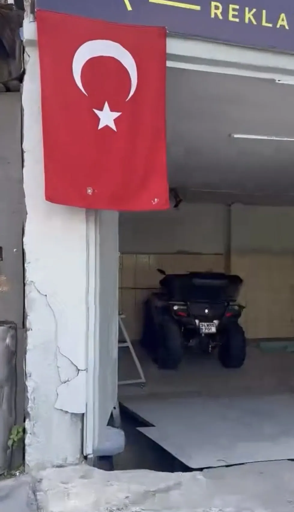 Kağıthane'de Türk bayrağını yere atan şüpheli gözaltına alındı
