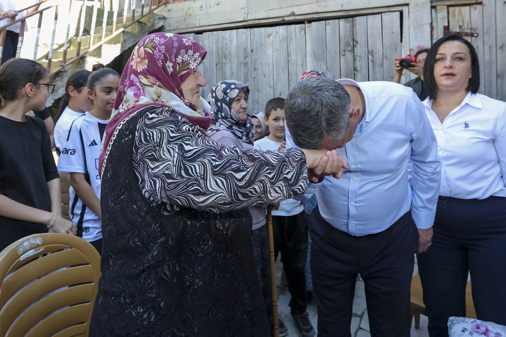 Özgür Özel'den seçim vaadi Ev hanımlarına sigorta ve maaş güvencesi