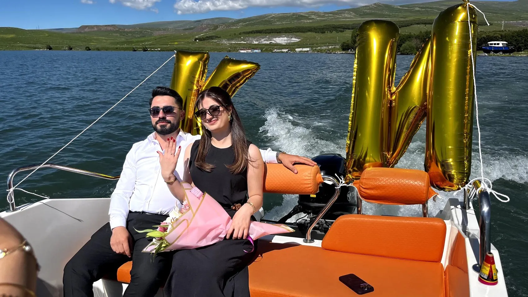 Çıldır Gölü’nün ortasında sürpriz evlilik teklifi