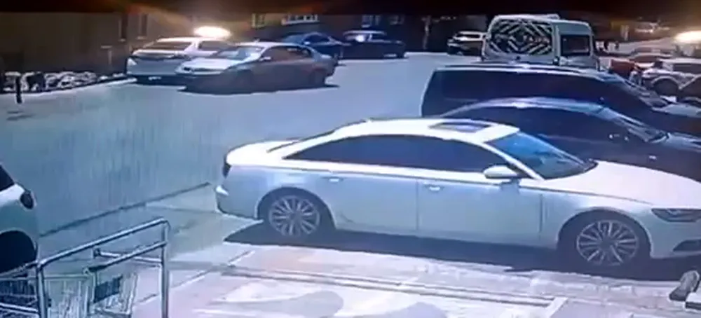 Çorlu'da kendi kendine harekete geçen otomobil duvarda asılı kaldı