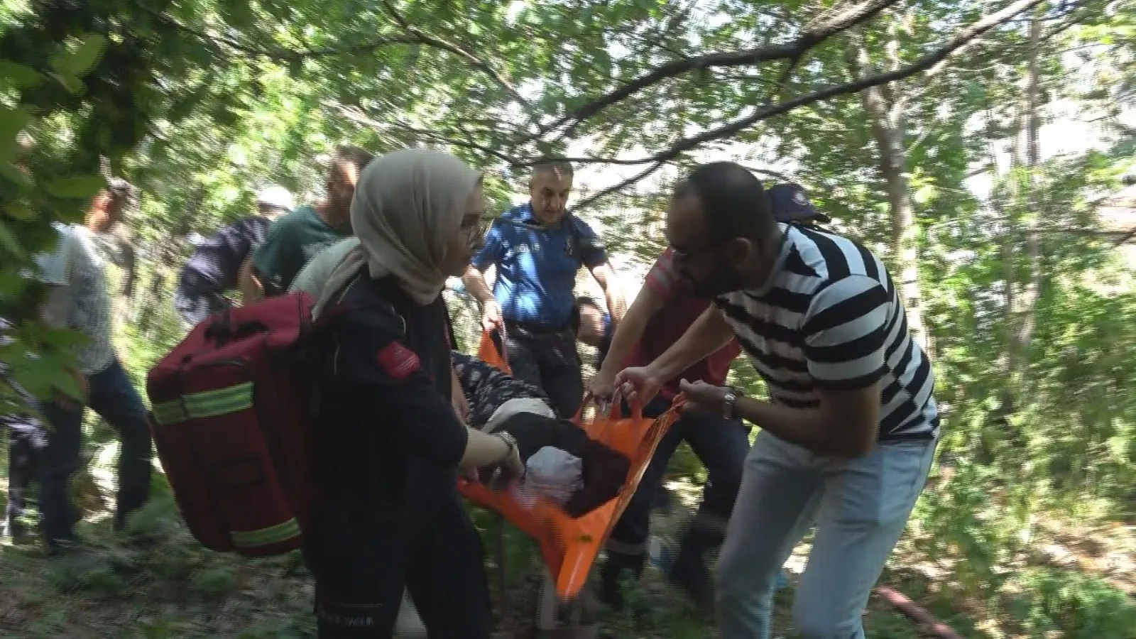 Amasya'da ahşap ev küle döndü, görme engelli kadın son anda kurtarıldı