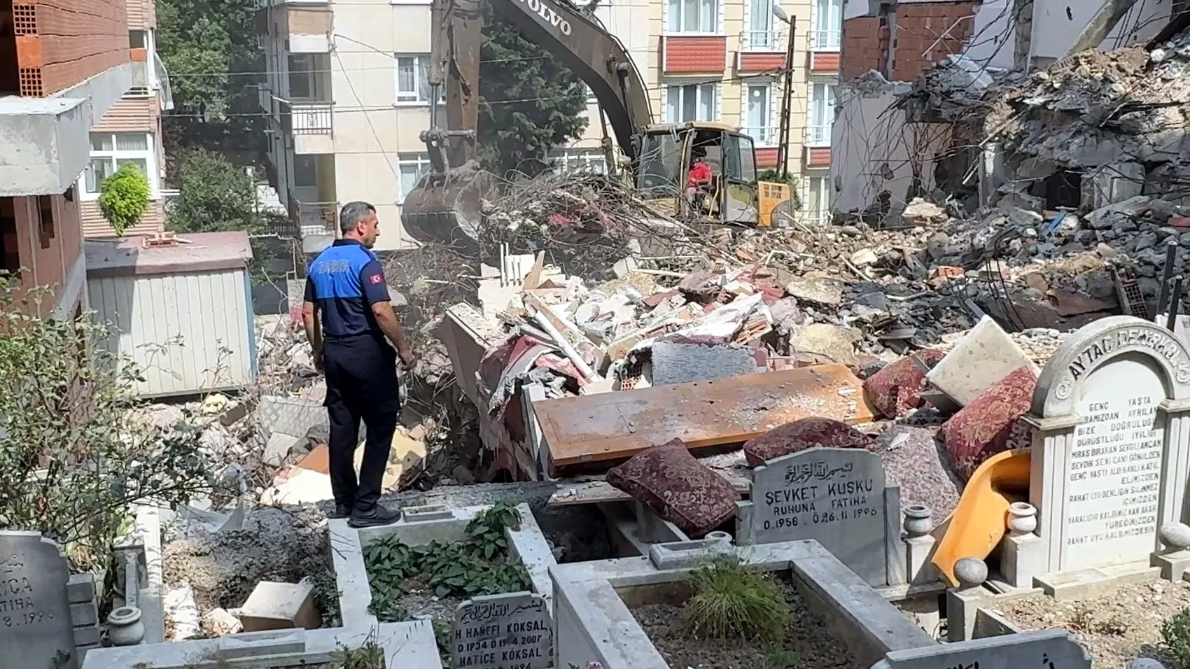 Avcılar'da yıkılan binanın molozları mezarlığa saçıldı