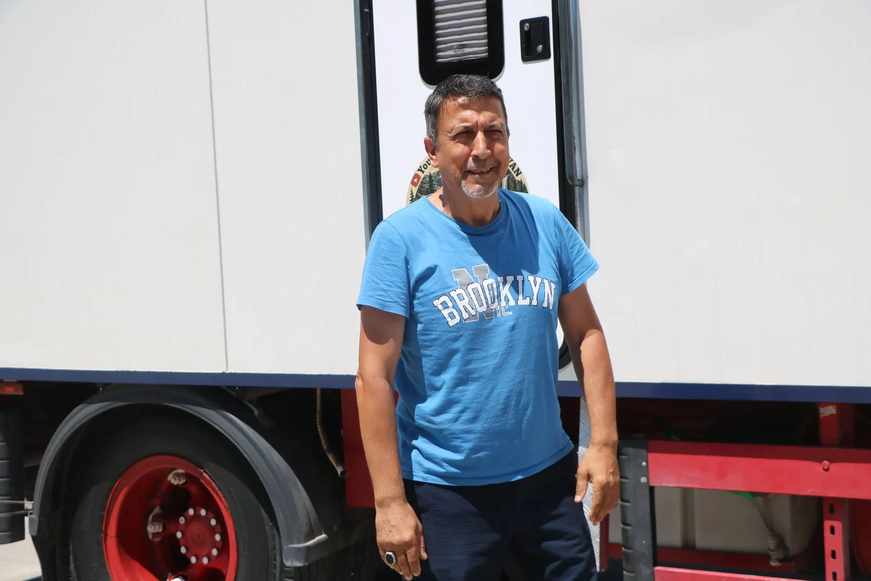 Çocukluk hayalini yollara taşıdı 51 yıllık kamyonu karavana dönüştürdü