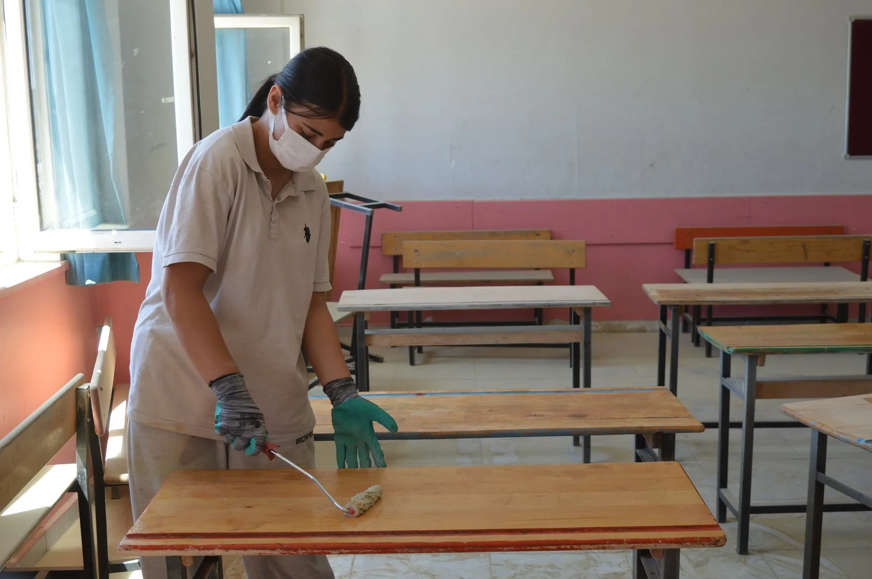 Mardinli öğrenciler eski sıraları fabrikadan yeni çıkmış gibi yeniledi