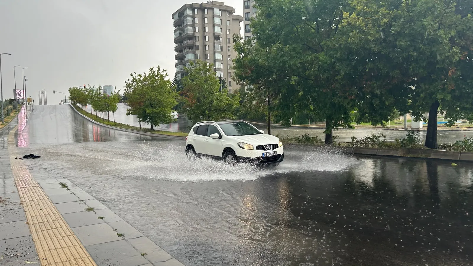 Başkentte sabah trafiğini felç eden sağanak