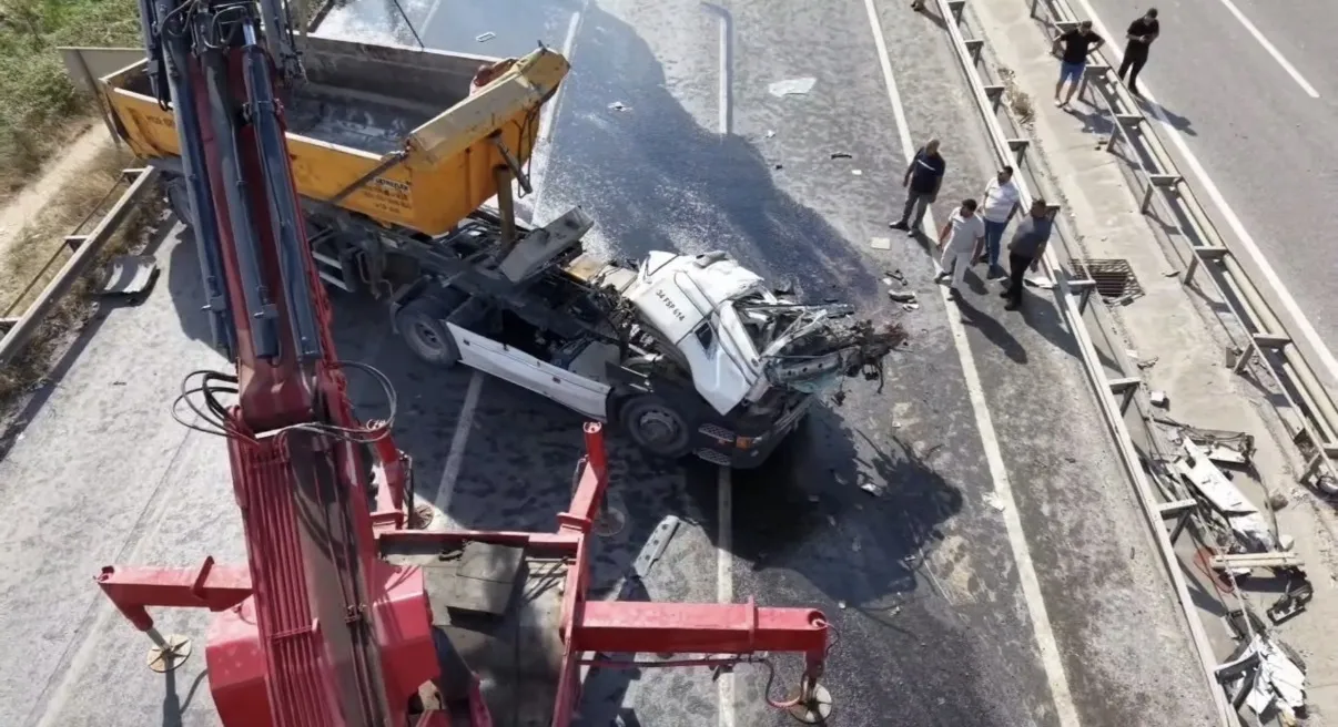 Çekmeköy yolunda hafriyat kamyonu devrildi