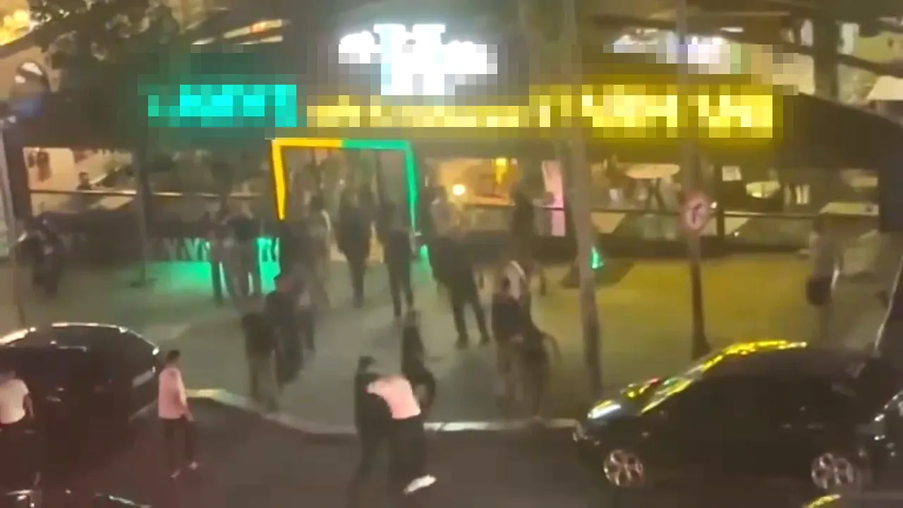 Avcılar'da kafede bıçaklı kavga Polis havaya ateş açtı