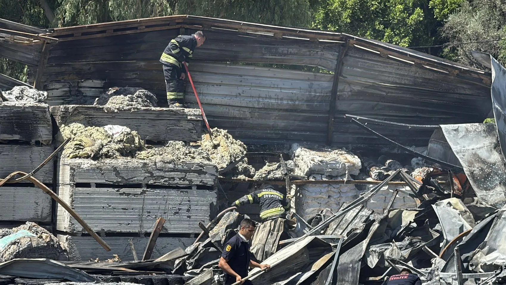 Bodrum'da yapı market deposunda alevler yükseldi