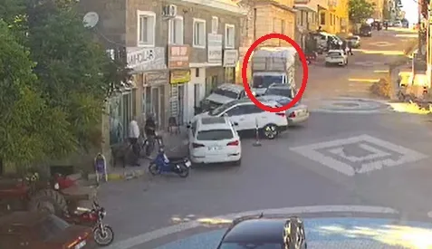 Nevşehir'de saman yüklü kamyonet park halindeki araçlara daldı