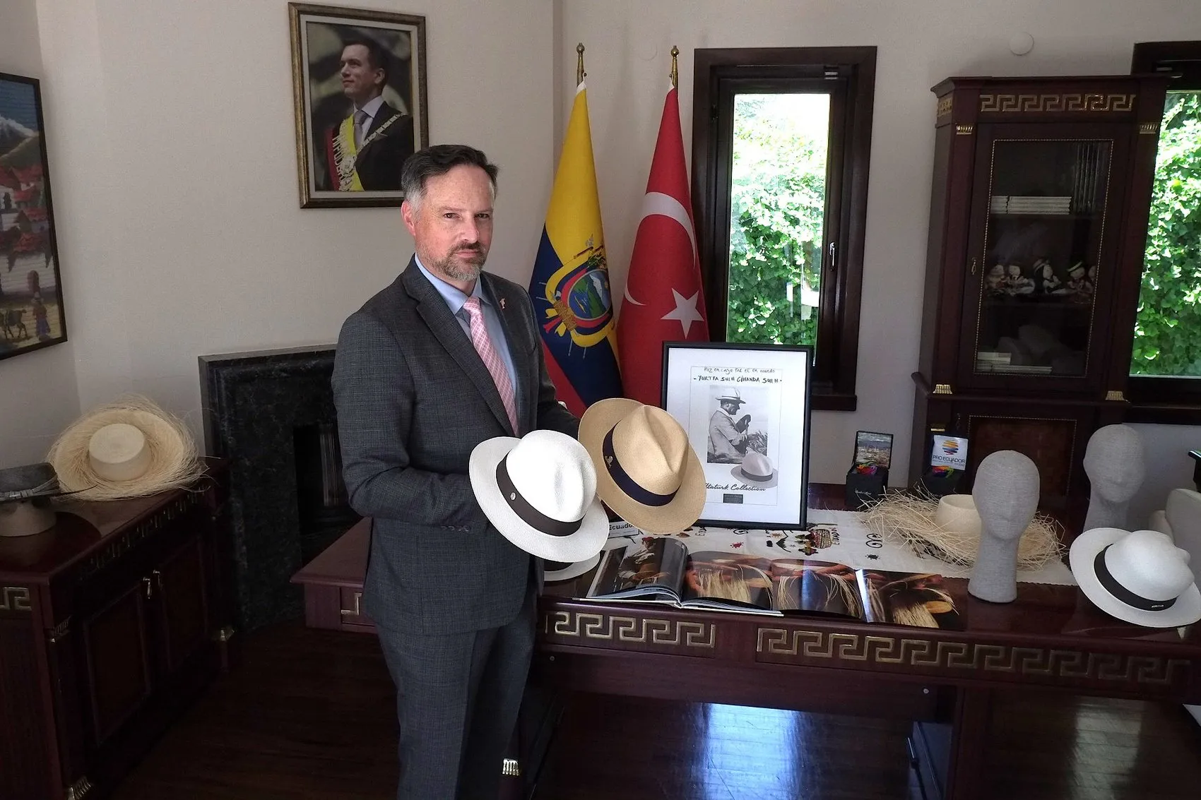 Ekvador Büyükelçisi’nden Atatürk’e Şapka Selamı