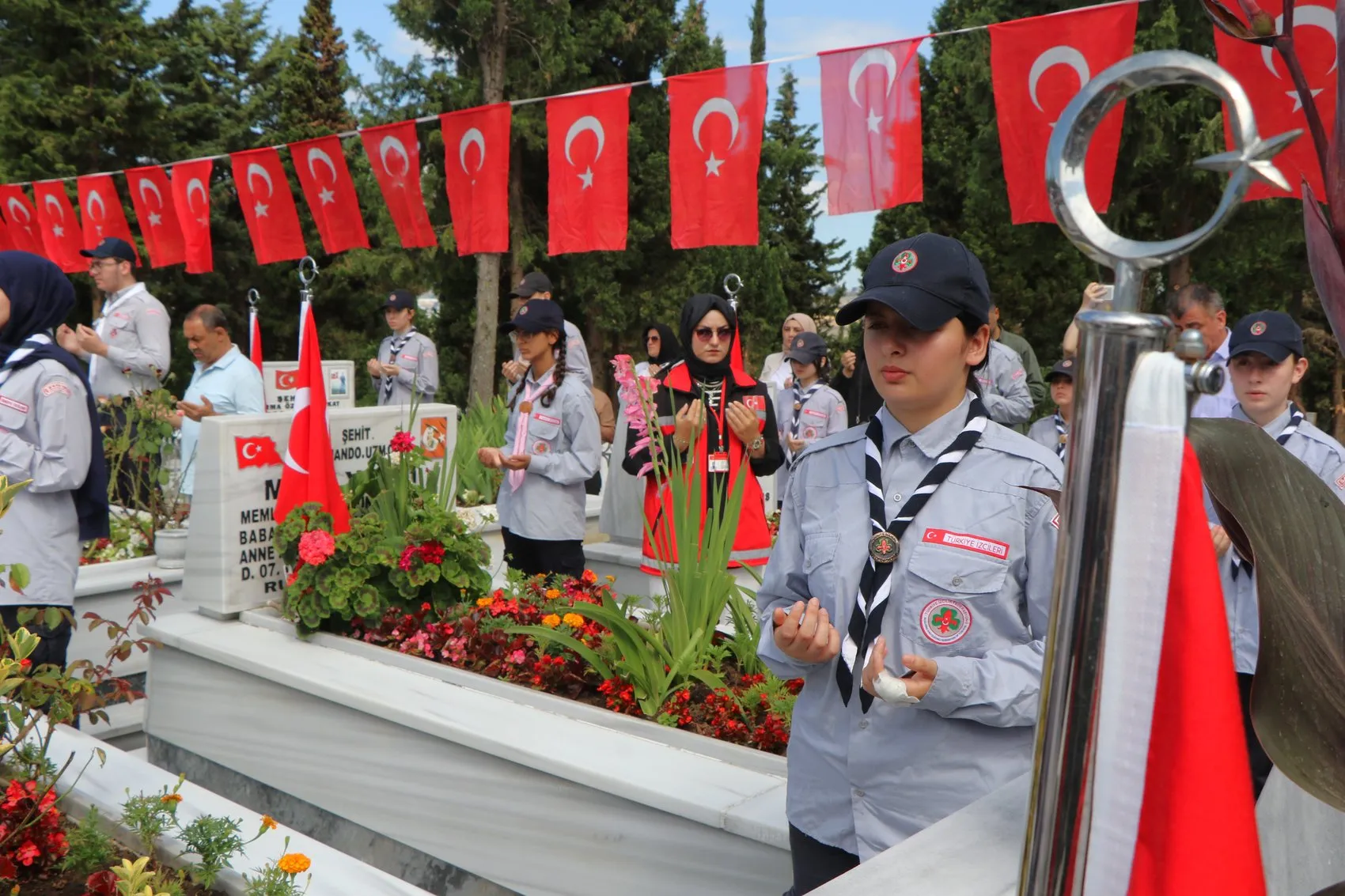 8 yaşındaki Elif hiç tanımadığı şehit dayısını ziyaret etti