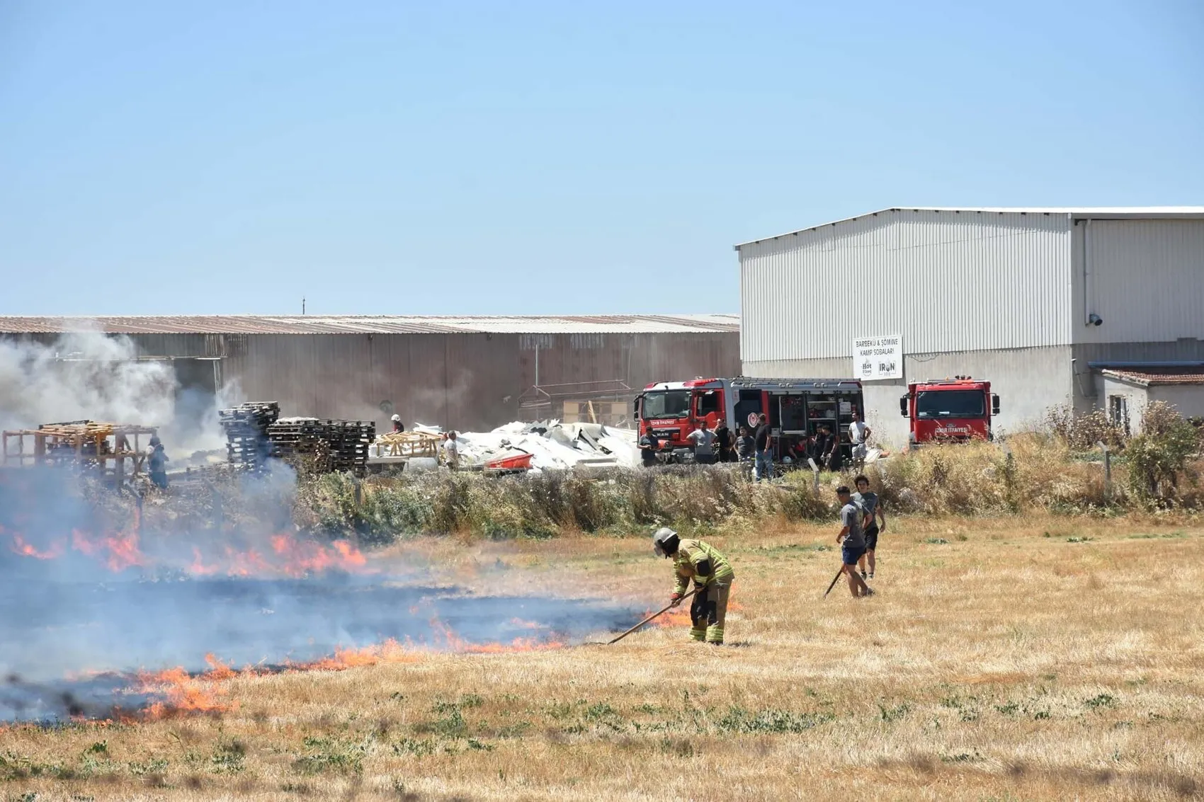 İzmir'de geri dönüşüm tesisini alevler sardı