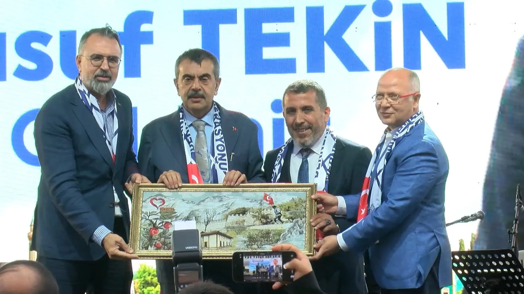 Bakan Tekin hemşeri derneklerini övdü