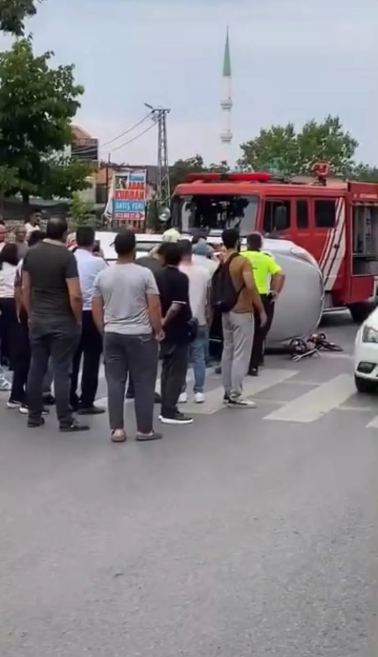 Sultangazi’de kontrolden çıkan otomobil takla atarak devrildi