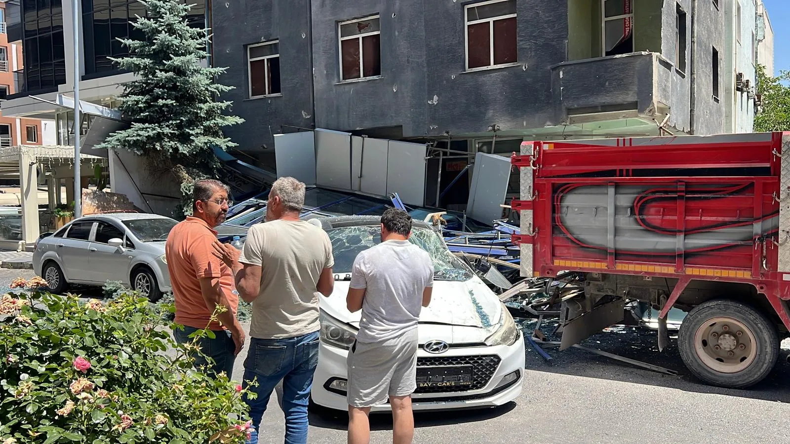 Nevşehir’de eski hastanede kaza Dış cephe park halindeki araçların üzerine çöktü