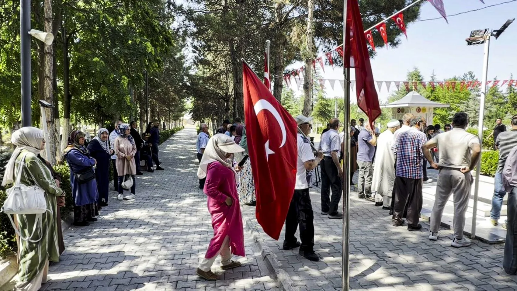 Ömer Halisdemir onuncu yılında kabri başında anılıyor