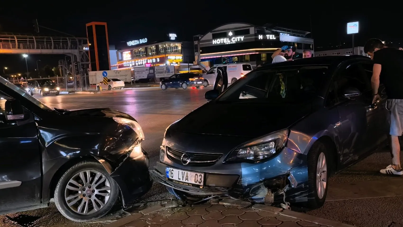 İnegöl yolunda kaza 5 kişiyi hastanelik etti