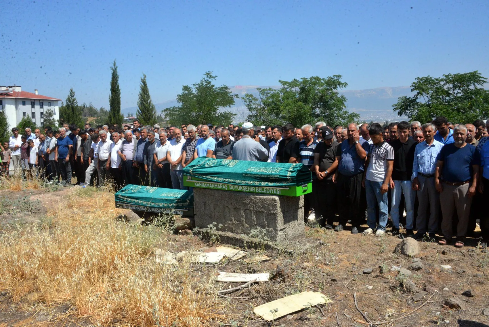 Adana'da kanala uçan araçta hayatını kaybeden anne ve oğlu defnedildi