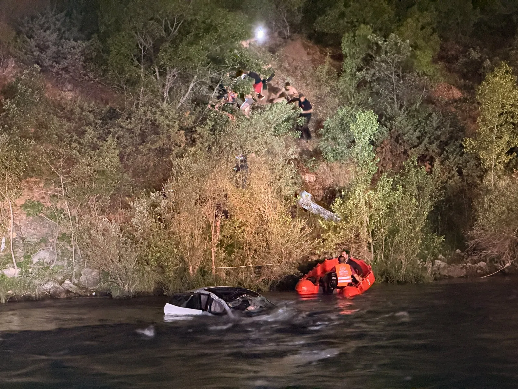 Munzur Nehri kenarında korkutan kaza