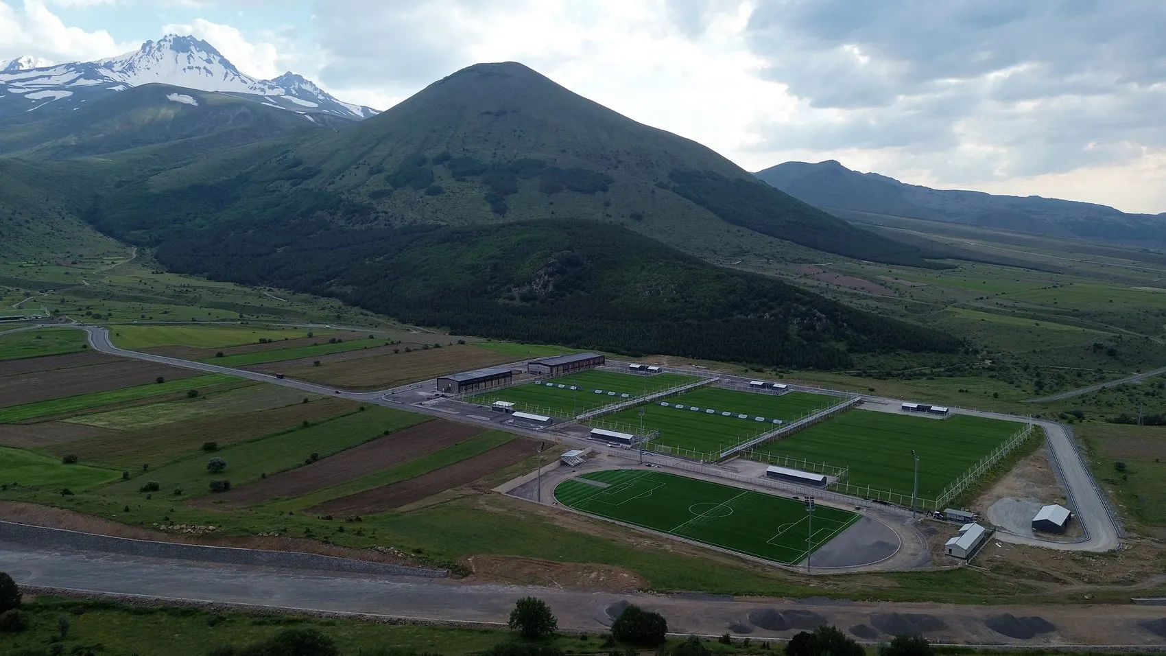 Erciyes zirvesi futbol takımlarının yeni kamp merkezi oldu