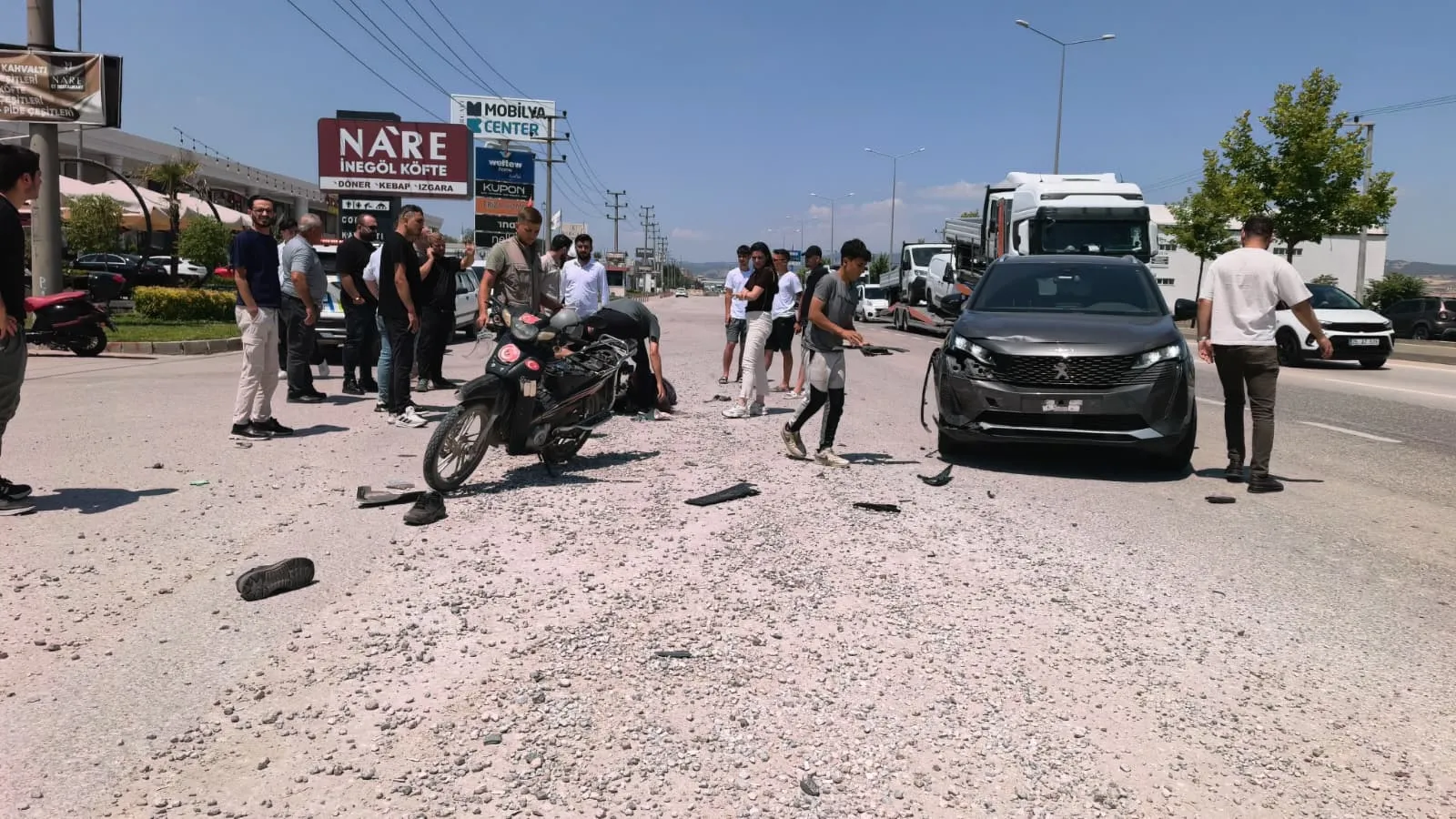 İnegöl yolunda ters yöne giren motosiklet ciple çarpıştı