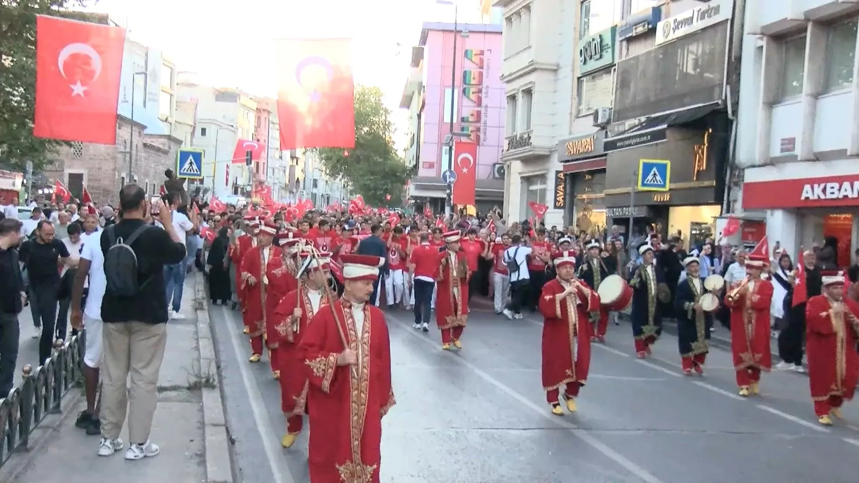 Saraçhane’de 15 Temmuz için dev kortej yürüyüşü yapıldı