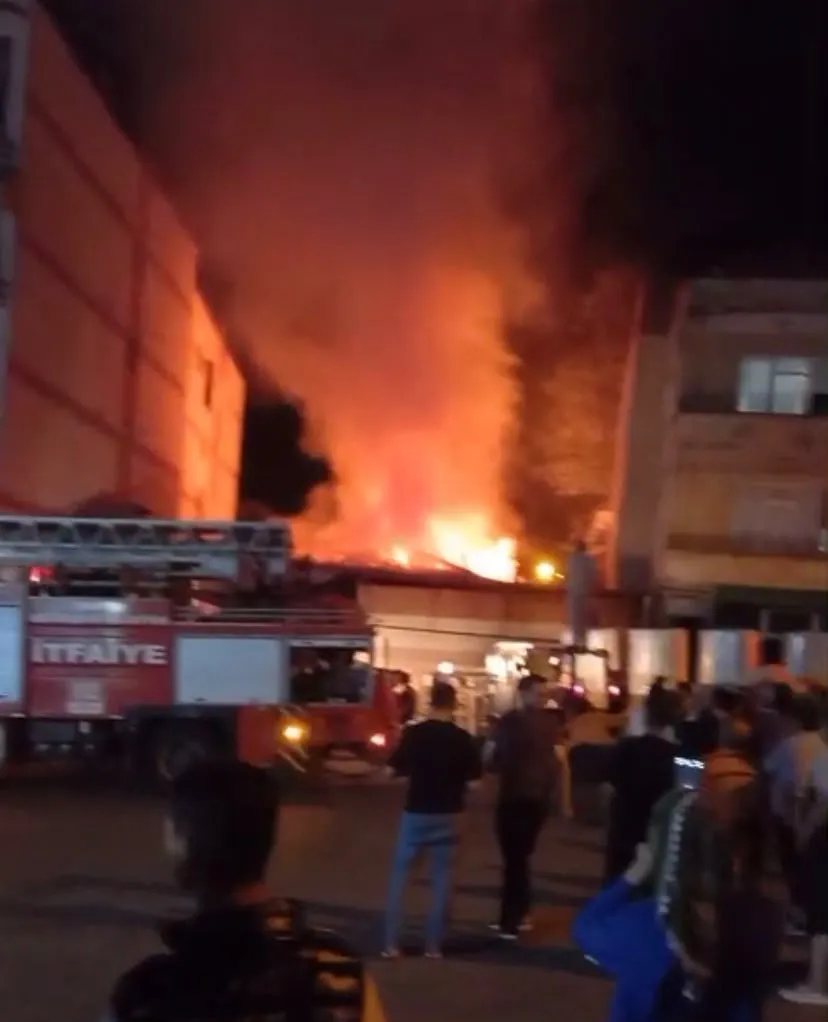 Samsun Tekkeköy'de boya deposu alevlere teslim oldu